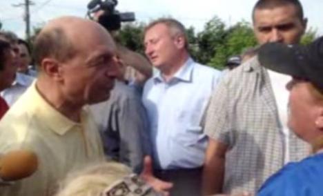 Băsescu, pus la punct de victimele inundaţiilor (VIDEO)